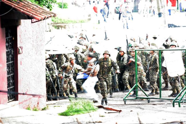 One day after the coup, Honduran military clashed with demonstrators who showed up in support of the ousted president Manuel Zelaya. Officers launched tear gas and rubber bullets to disperse the crowds. June 29, 2009. (Rbreve / Flickr / CC BY-SA 2.0 DEED)