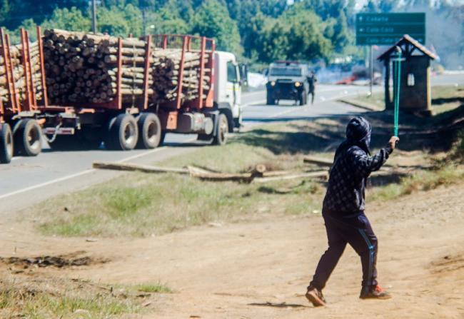 Weichave prepares with his witriwe to throw a stone at Carabineros GOPE personnel during the protests following the murder of Camilo Catrillanca. Huentelolen, Wallmapu. November 2018. (Julio Parra)