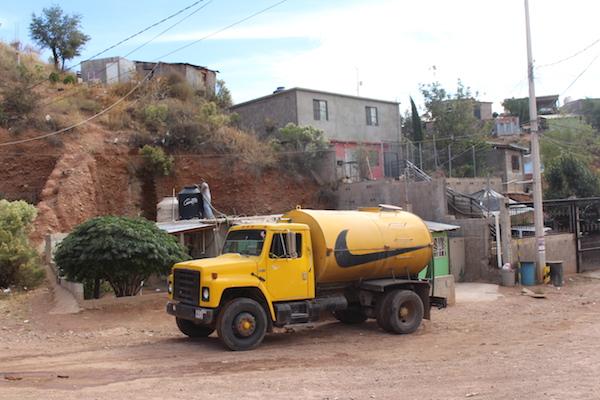 A water tanker (pipa) re-supplies a home in Colosio. Residents pay high prices for water supplied in this way. (Noah Silber Coats)