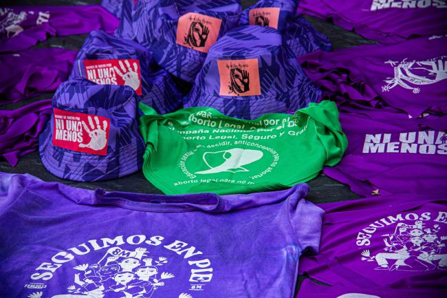 The street sale of hats and t-shirts with important Women's Day messages (Virginia Tognola)