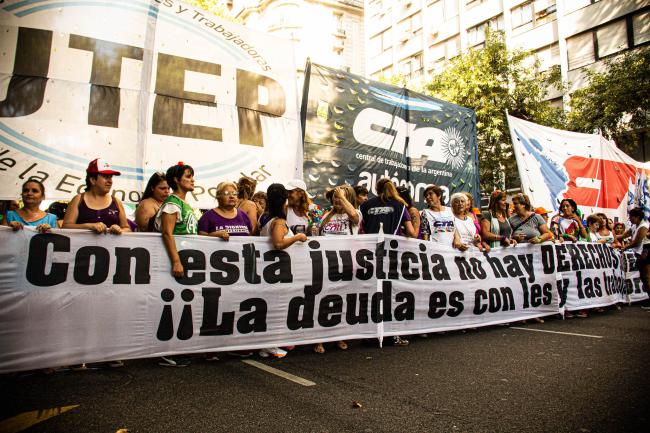 Una bandera gigante dice 