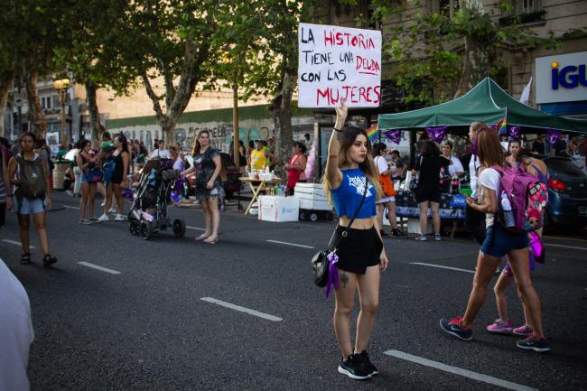 Una huelguista agarra un cartel que dice 