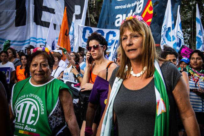 Huelguistas llevando prendas del Ministerio de las Mujeres, Géneros y Diversidad Sexual (Virginia Tognola)