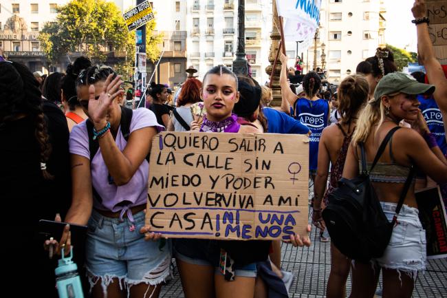 Una huelguista agarra un cartel denunciando a las violencias que viven las mujeres de forma diaria (Virginia Tognola) 