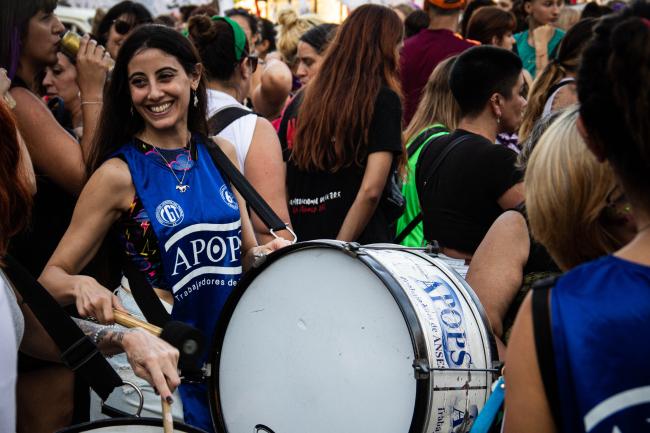 Huelguistas de la Asociación del Personal de los Organismos de Previsión Social tocan música durante la marcha (Virginia Tognola)