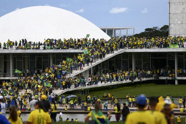 Trespassers on the ramp of Brasília's Congress Palace on January 8 (Marcelo Camargo / Agência Brasil / CC BY 4.0) 