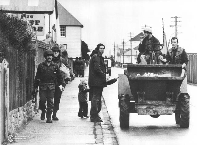 Argentinian soldiers and Falklanders in 1982 (General Archive of the Nation, Wikimedia Commons)