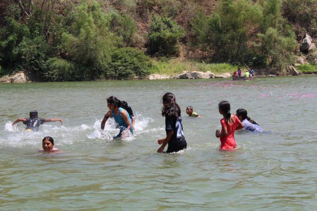 La juventud de Paso de la Reyna juega durante el Festival Río Grande anual. (Foto por Samantha Demby)