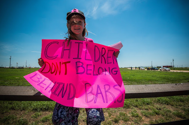 More than 500 activists from across the U.S. gathered to converge on the family detention camp in Dilley, Texas, in early 2014. (Steve Pavey / Hope in Focus)