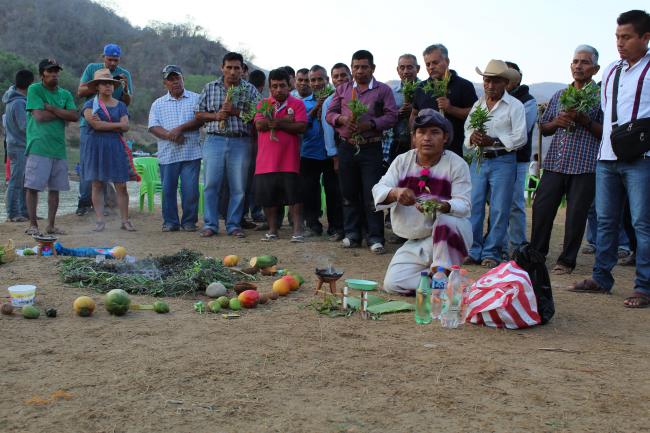 Miembros de los pueblos mixtecos y chatinos organizan ceremonias en el Río Verde. (Foto de Educa)