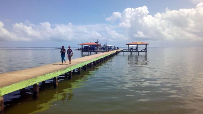 El muelle en Puerto Lempira, Honduras en el departamento Gracias a Dios donde el gobierno ha lanzado ataques letales para prevenir el narcotráfico. (Jag22green, Wikimedia Commons) 