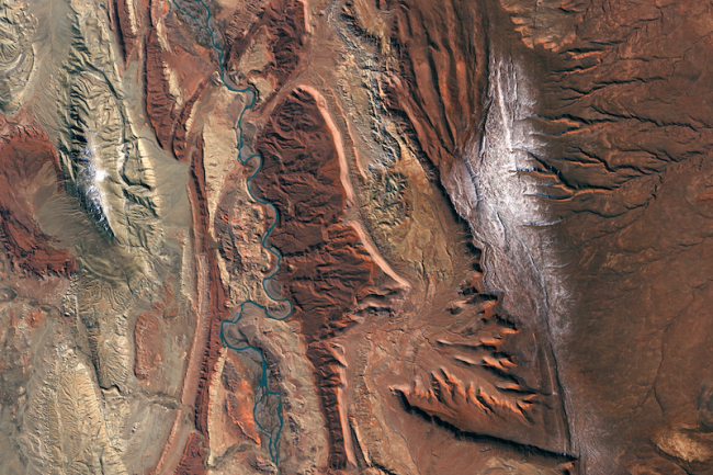 The Neuquén River winds past rock formations in the Neuquén Basin, where the Vaca Muerta formation is located. (Lauren Dauphin / NASA Earth Observatory)