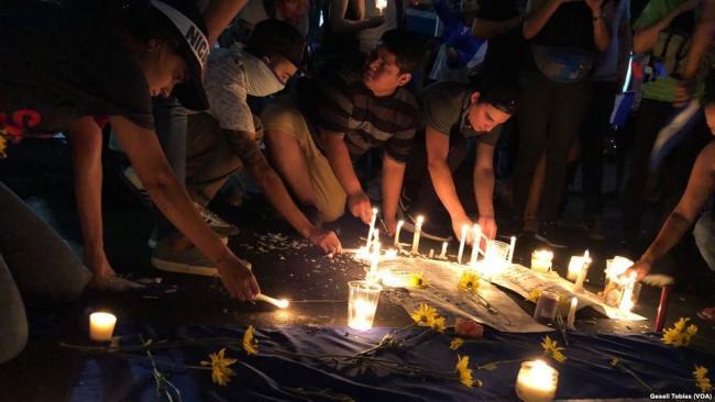 Manifestantes en Managua, Nicaragua lloran las muertes de víctimas que murieron durante las protestas a comienzos de este año (foto por Gessel Tobías)