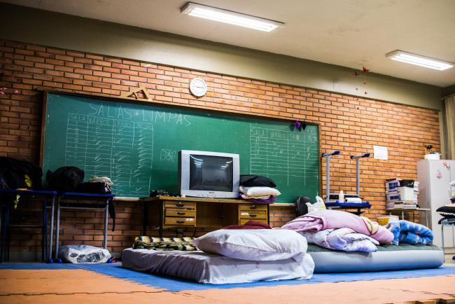 Makeshift beds in an occupied classroom at Escola Alberto in Porto Alegre (Midía Ninja/ Flickr)