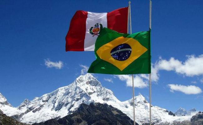 The flags of Brazil and Peru at the Odebrecht construction firm work site at Punta Olímpica. (Ondando/Wikipedia Commons)