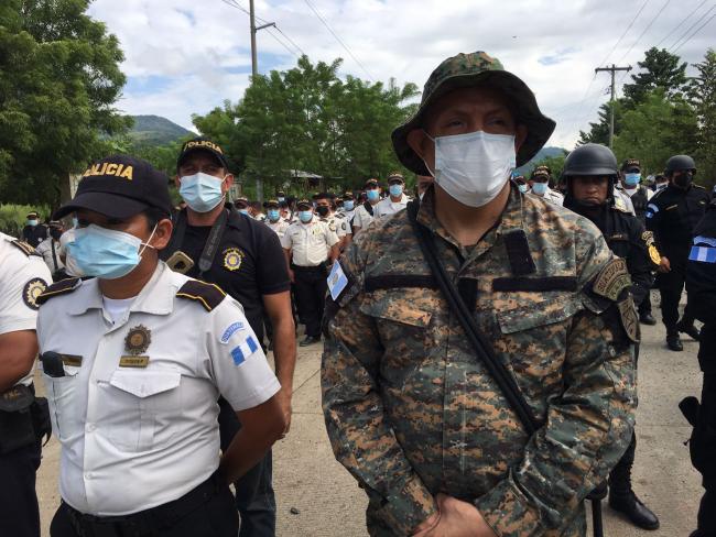 Police and military presence in El Estor during the crackdown on anti-mining communities, October 23, 2021. (Baudilio Choc, corresponsal de Radio Victoria, la voz de los pueblos)