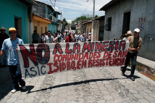 Locals protest the El Dorado mining project in San Isidro, Cabañas, El Salvador on June 12, 2007. (Photo by James Rodríguez)