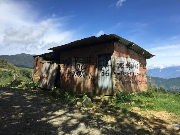 Un grafiti de la disidencia de las FARC dice 