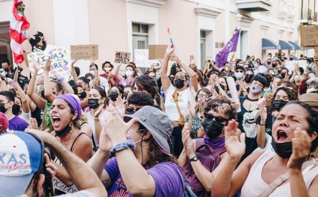 Demonstrators gather for the plantón or sit-in convened by the Colectiva Feminista en Construcción in San Juan, May 3, 2021 (María B. Robles López)