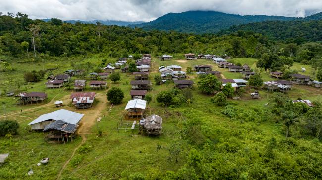 An Indigenous community in Antioquia, on Colombia's Pacific Coast. This year the community has experienced confinement and displacement due to the presence of armed groups. (Ivonne Marcela Olarte Acosta / Elegante Lab / NRC)