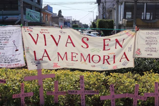 Vivas en la Memoria colocaron una antimonumenta frente a la explanada central en Nezahualcóyotl, Edomex como parte de las medidas de reparación del daño por el feminicidio de Mariana Lima Buendía. (María Ruiz)