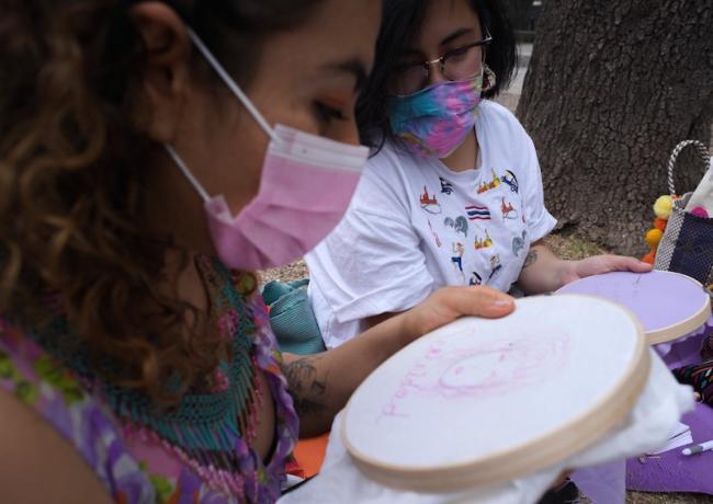 Fernanda Montiel, integrante de Las Siempre Vivas, realizó un encuentro de bordado colectivo previo al Día Internacional de la Mujer. (María Ruiz)