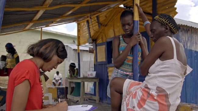 Rosa Iris meets with two young women. (Stateless)