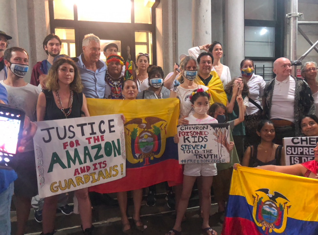 Decenas de activistas, ecuatorianos en Nueva York, y otras personas quienes quieren mostrar su apoyo se reunieron fuera de la casa de Steven Donziger en Nueva York, el 6 de julio, 2021. (Gabriela Barzallo). 