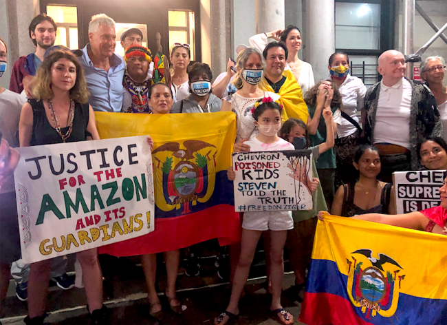 Dozens of activists, Ecuadorians in New York City, and other people who wanted to show their support gathered outside of Steven Donziger's home in New York, July 6, 2021. (Gabriela Barzallo)