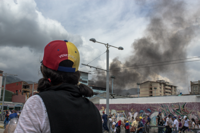 Se quema un vehículo policial durante una protest contra el gobierno venezolano en Mérida, octubre del 2016. (sebastorg / Shutterstock)