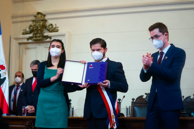 President and vice president of the Constitutional Convention, María Elisa Quinteros (left) and Gaspar Domínguez (right), present the final draft constitution to President Gabriel Boric, July 4, 2022. (Fernando Ramirez / Gobierno de Chile / CC BY 3.0 CL)