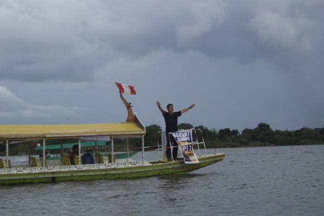 Robert Guimaraes campaigning in December (Photo by Jacquelyn Kovarik)