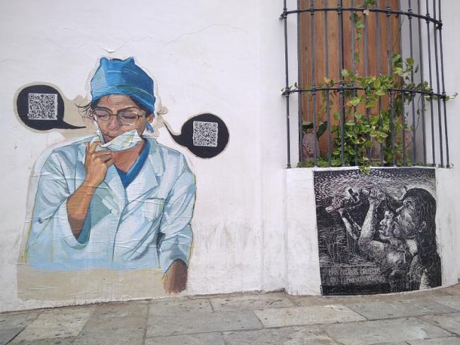 Arte callejero en la Ciudad de Oaxaca pinta una trabajadora de salud (Foto: Shannon Young).