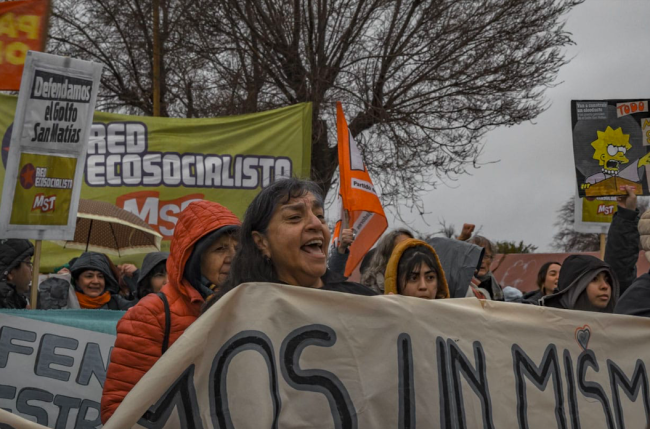 Manifestación durante la audiencia en Sierra Grande, Rio Negro. (Cortesía de Suyhay Quilapan)