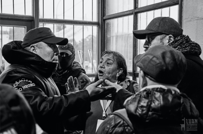 Momentos de tensión cuando no se dejan entrar a personas durante la audiencia en Sierra Grande, Rio Negro. (Cortesia de Suyhay Quilapan)