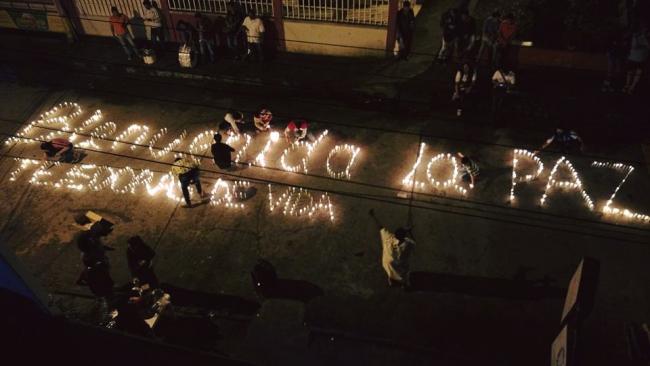Alianza members light candles welcoming peace in Mocoa, the departmental capitol of Putumayo (Photo courtesy of Paula Fernández Seijo)