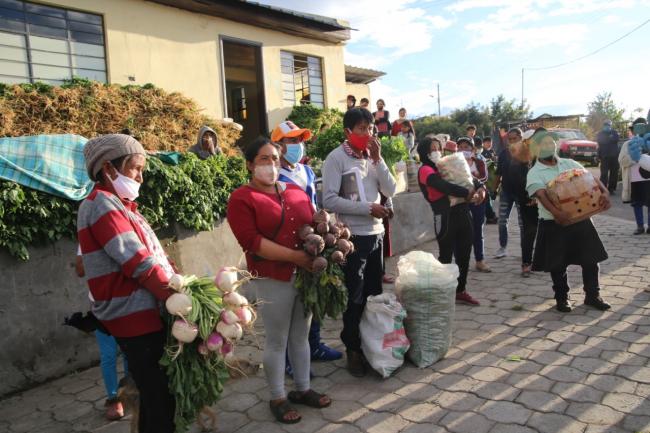 Peasant farmers bring their produce to exchange in the time-honored practice of the trueque. (Photo by Jefferson Castro)