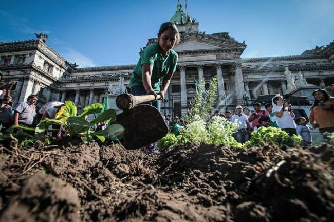 A UTT demonstration in front of the Argentinian Congress. (Courtesy of UTT)