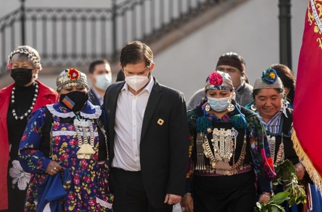 President Gabriel Boric meets with the National Commission on Indigenous Development (CONADI) on May 11, 2022, days before declaring a state of emergency in Mapuche territory. (Prensa Presidencial Chile)