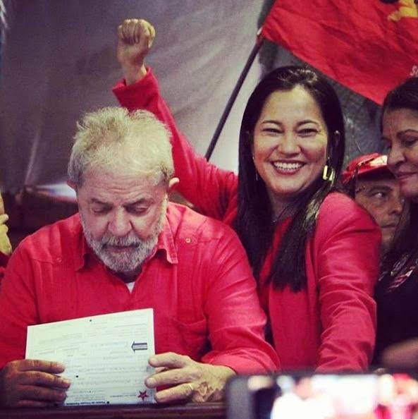 Elika Takimoto with Luiz Inácio Lula da Silva (Elika Takimoto, Twitter)