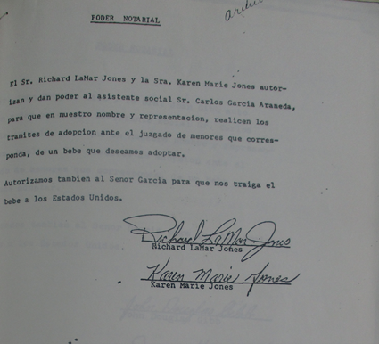 Carta de una pareja en Estados Unidos otorgando poder notarial a un trabajador social en Chile para que los represente ante el juzgado y lleve adelante los trámites legales necesarios para adoptar un hijo. (Foto suministrada por Karen Alfaro)