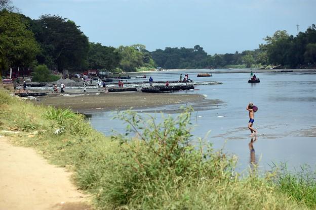 Las balsas cruzan el río Suchiate entre México y Guatemala, transportando mercancías y personas. (Jorge Choy-Gómez)