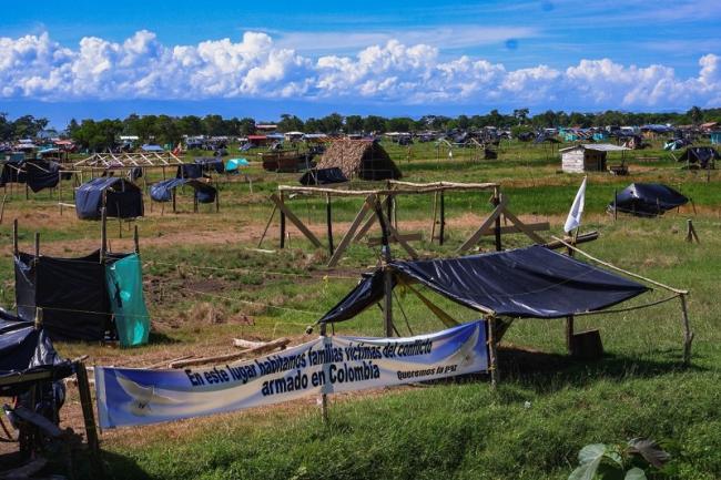 Un letrero en Urabá, Colombia explica la razón de ser de una comunidad de campesinos desplazados por el conflicto armado. (Alex Diamond)