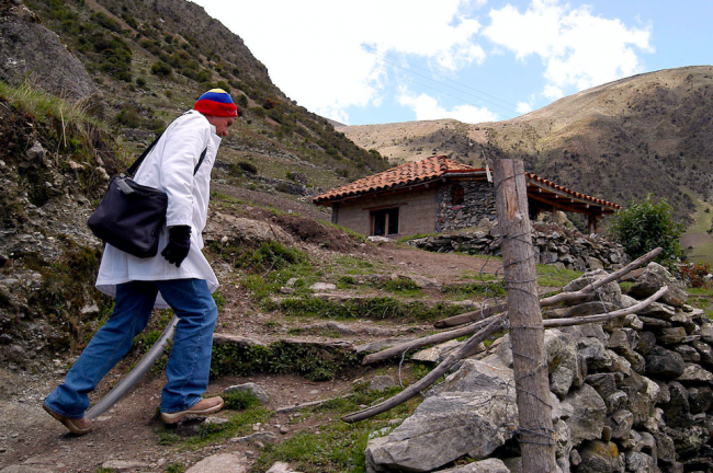 A Cuban doctor who served residents of Gavidia, an Andean community in the state of Mérida, as part of Barrio Adentro, 2004. (Franklin Reyes / J.Rebelde / CC BY 2.0)