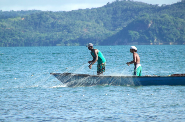 Fishing in Bay of All Saints in Salinas da Margarida, Bahia, Brazil. (Comunidade Digasalinas / CC BY-NC 2.0)