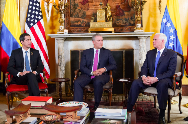 Juan Guaidó reune con el presidente colombiano Iván Duque y el vice presidente de los EEUU Mike Pence en Bogotá, Colombia, el 25 de febrero 2019. (The White House / D. Myles Cullen)