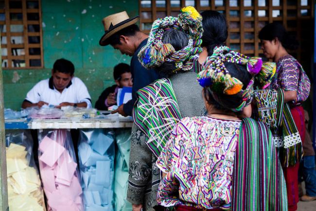 Guatemaltecxs votan en las elecciones del 2011. (Foto por spotreporting /Flickr)