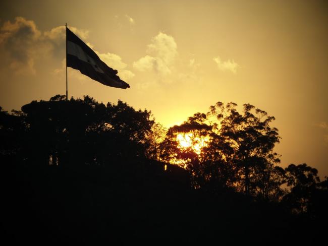 Honduran flag at sunrise (Pxhere/CCO Public Domain)