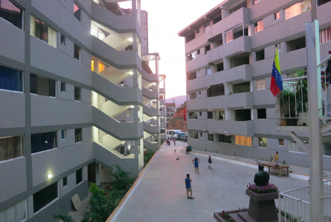 A view of Kaika Shi from the assembly space, or Casa de la Igualdad, overlooking a statue of Hugo Chávez, 2015. (Andreina Torres Angarita)