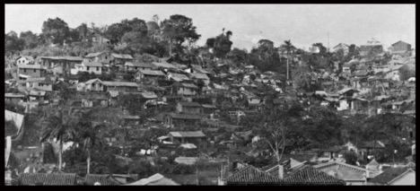 Morro de Santo Antônio, before the public health initiative, 1916, Rio de Janeiro. (BNRJ_DA)